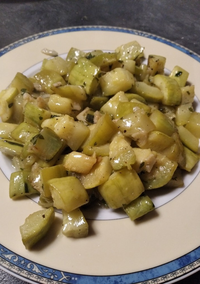 Una foto de Calabacín al vino con ajo y perejil