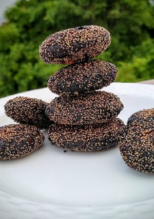 A picture of Red rice and jaggery anarse.