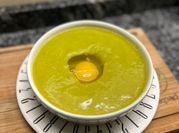 Una foto de sopa de puerros