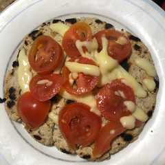 Una foto de Pizza rápida con base de avena y a la sartén ❤️🍕