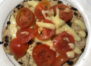 Una foto de Pizza rápida con base de avena y a la sartén ❤️🍕