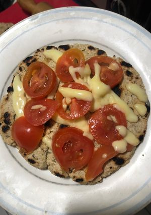Una foto de Pizza rápida con base de avena y a la sartén ❤️🍕
