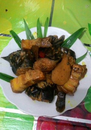 Hình của món Cá trê kho thịt ba chỉ.