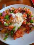 Huevos rotos con pico de gallo
