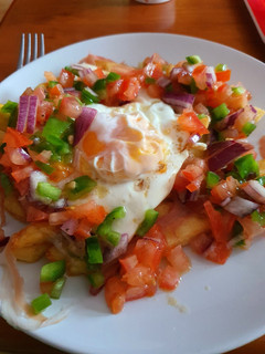 Una foto de Huevos rotos con pico de gallo