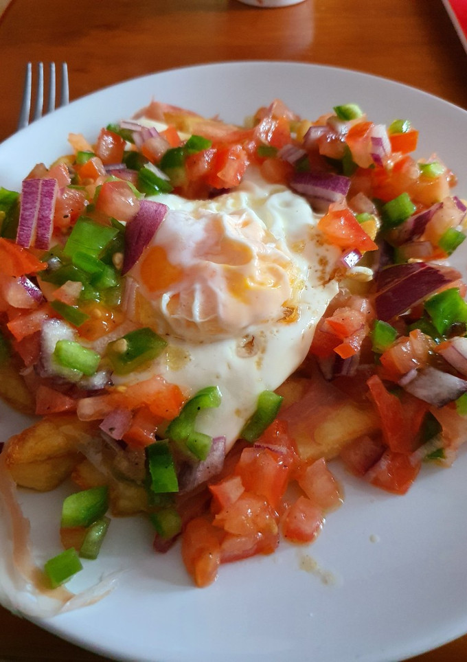 Una foto de Huevos rotos con pico de gallo