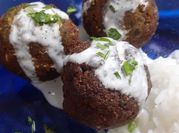 Una foto de aderezos con yogurt al cilantro
