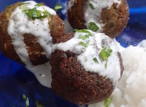 Una foto de Falafel con aderezo de yogur