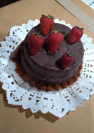 Una foto de Torta chocolate y frutillas. Grace