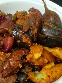 भरवा बैंगन आलू (bharwan baingan aloo recipe in hindi) रेसिपी मुख्य फोटो