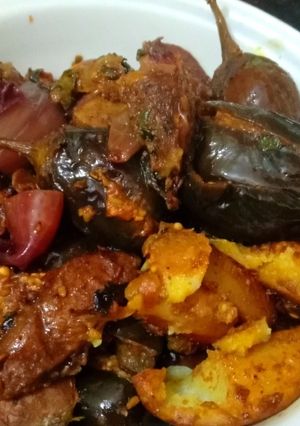 भरवा बैंगन आलू (bharwan baingan aloo recipe in hindi) रेसिपी मुख्य फोटो