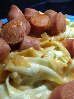 Una foto de Fideos caseros c/salsa rosa y salchichas