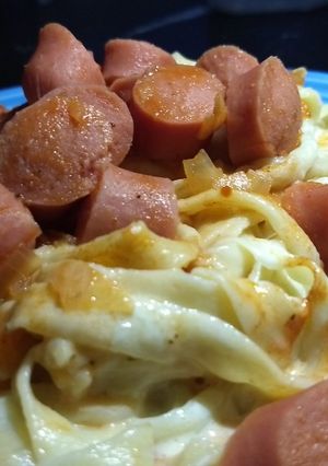 Una foto de Fideos caseros c/salsa rosa y salchichas