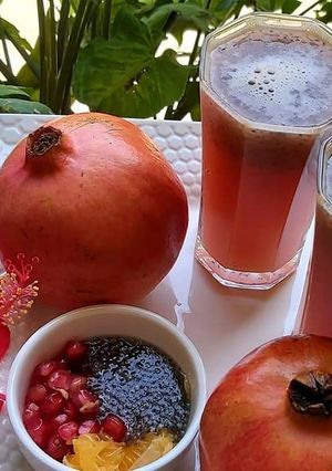ચીયા સિડસ પોમોગ્રેનેટ જ્યુસ (Chia Seeds Pomegranate Juice Recipe In Gujarati) રેસીપી મુખ્ય ફોટો