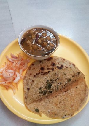 A picture of Pindi chola and bread crumbs paratha.