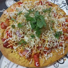 A picture of Schezwan khakhra chaat.