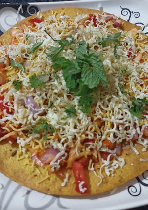 A picture of Schezwan khakhra chaat.