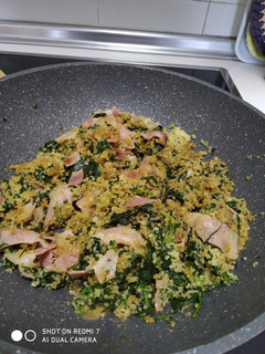 Una foto de Cuscús con bacon espinacas y jengibre