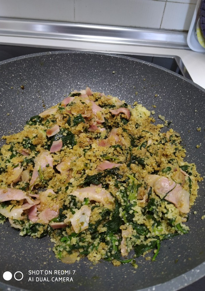 Una foto de Cuscús con bacon espinacas y jengibre