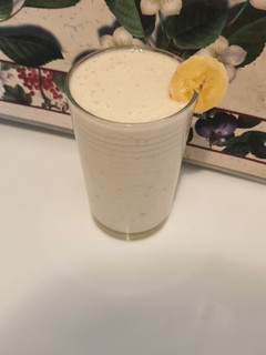 Una foto de Licuado de plátano y coco para un desayuno saludable