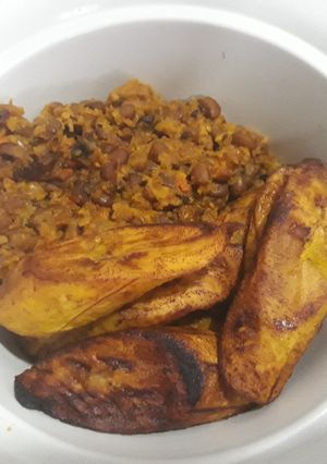 A picture of Porriage beans and fried dodo.