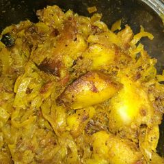 A picture of Cabbage Potato peas curry.