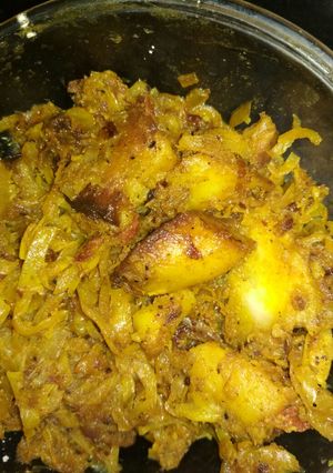 A picture of Cabbage Potato peas curry.