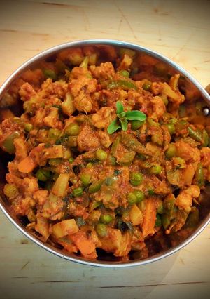 વેજ કડાઈ (veg kadai recipe in gujarati) રેસીપી મુખ્ય ફોટો