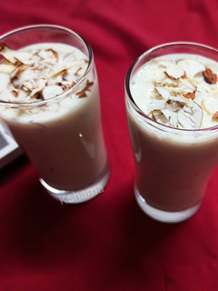 બદામ માવા શેક (Badam Mawa Shake Recipe In Gujarati) રેસીપી મુખ્ય ફોટો