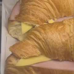 A picture of Ham & Cheese Criossaint.