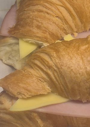 A picture of Ham & Cheese Criossaint.