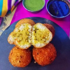A picture of Cheese Aranchini Samosa Balls.