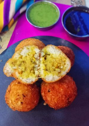 A picture of Cheese Aranchini Samosa Balls.