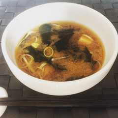 Foto di Zuppa di Miso con Tofu e alga Wakame