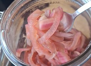 Une photo de Pickles d'oignons rouges
