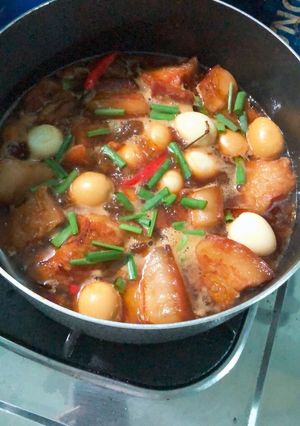 Hình của món Thịt kho trứng cút.