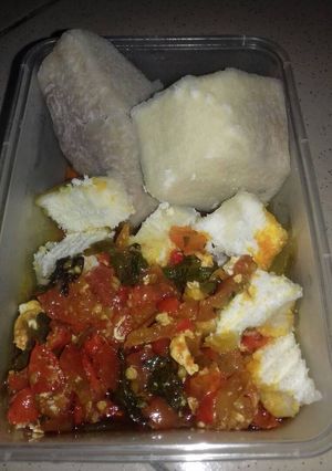 A picture of Boiled yam with fresh pepper sauce.
