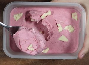 Una foto de Helado de frutos rojos