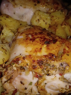 Una foto de Pollo español con chorizo y papas