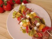 Une photo de brochette avec tomates cerises