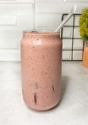 A picture of Strawberry and banana smoothie.