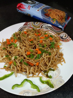 वेज हक्का नूडल्स (Veg Hakka Noodles recipe in hindi) रेसिपी मुख्य फोटो