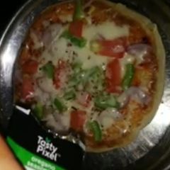 A picture of Kulcha pizza on pan| jhatpat pizza.