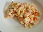 Una foto de ensalada de cangrejo con piña