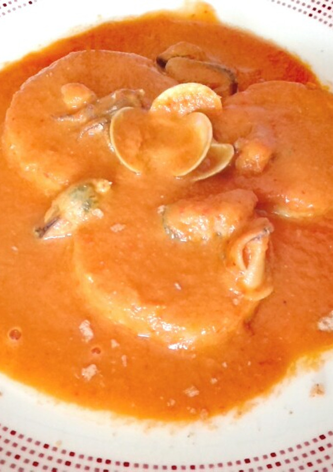 Una foto de Medallones de merluza en salsa con marisco