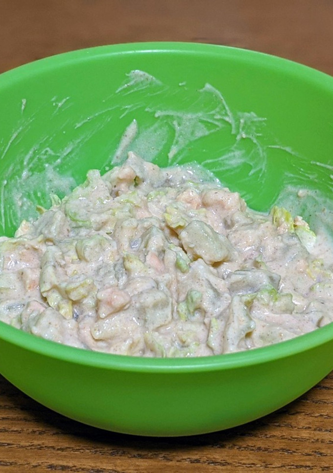 Una foto de Ensalada de lechuga patata y salmón