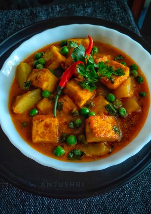 পনির আলু মটরের ডালনা(paneer aloor dalna recipe in Bengali) রেসিপির প্রধান ছবি