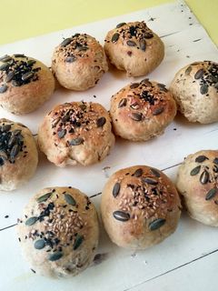 Una foto de Panecillos de cebolla y semillas {en panificadora}