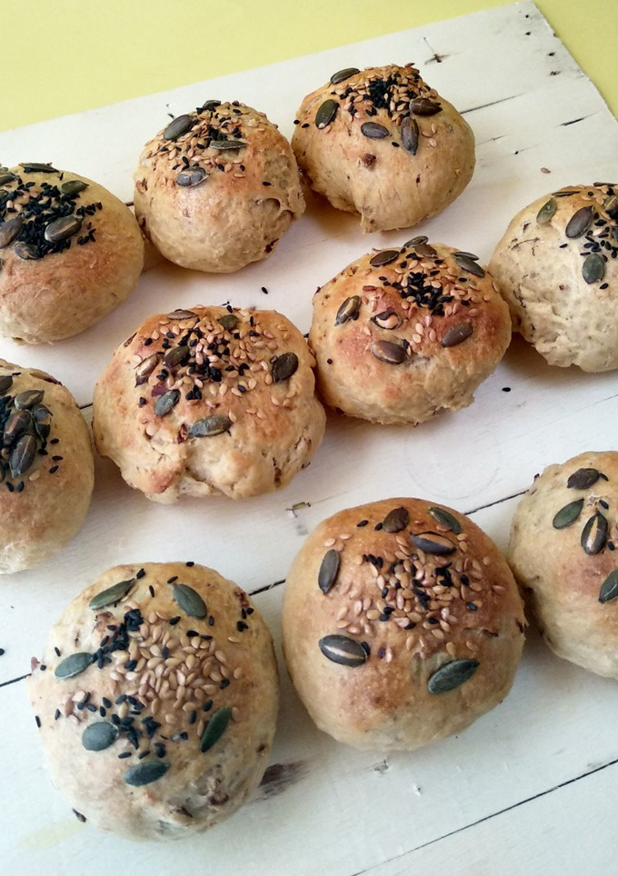 Una foto de Panecillos de cebolla y semillas {en panificadora}
