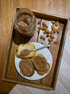 Una foto de Crema de almendras con chocolate